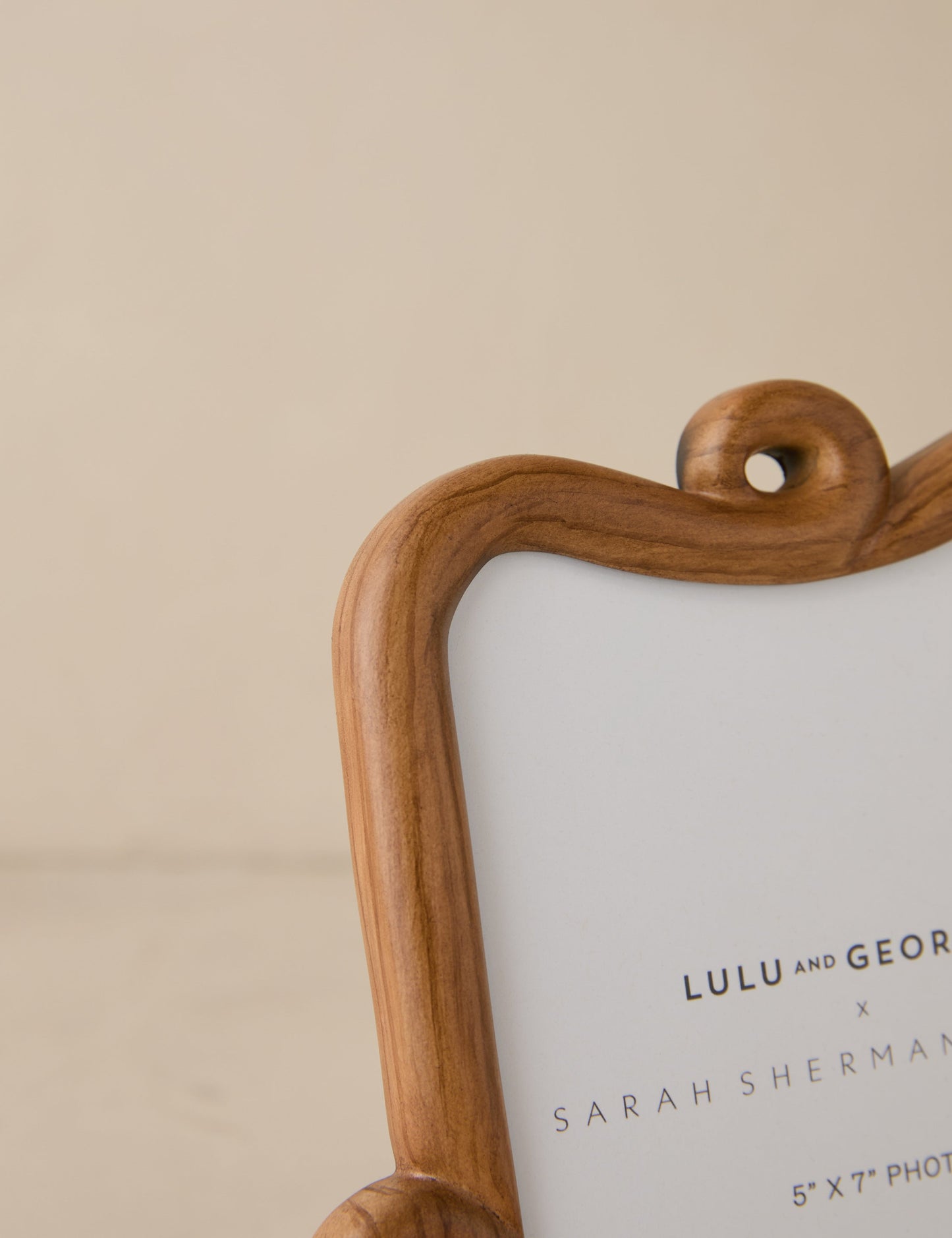 Cadre photo en bois bouclé par Sarah Sherman Samuel