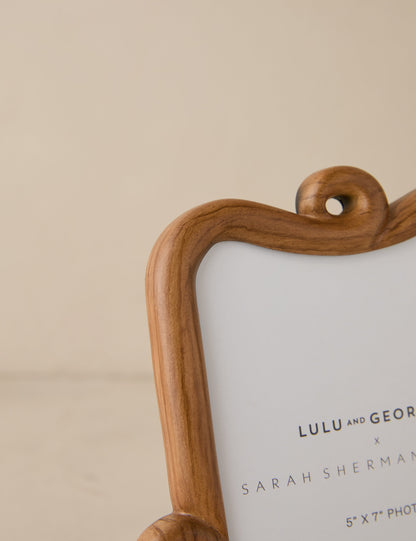 Cadre photo en bois bouclé par Sarah Sherman Samuel