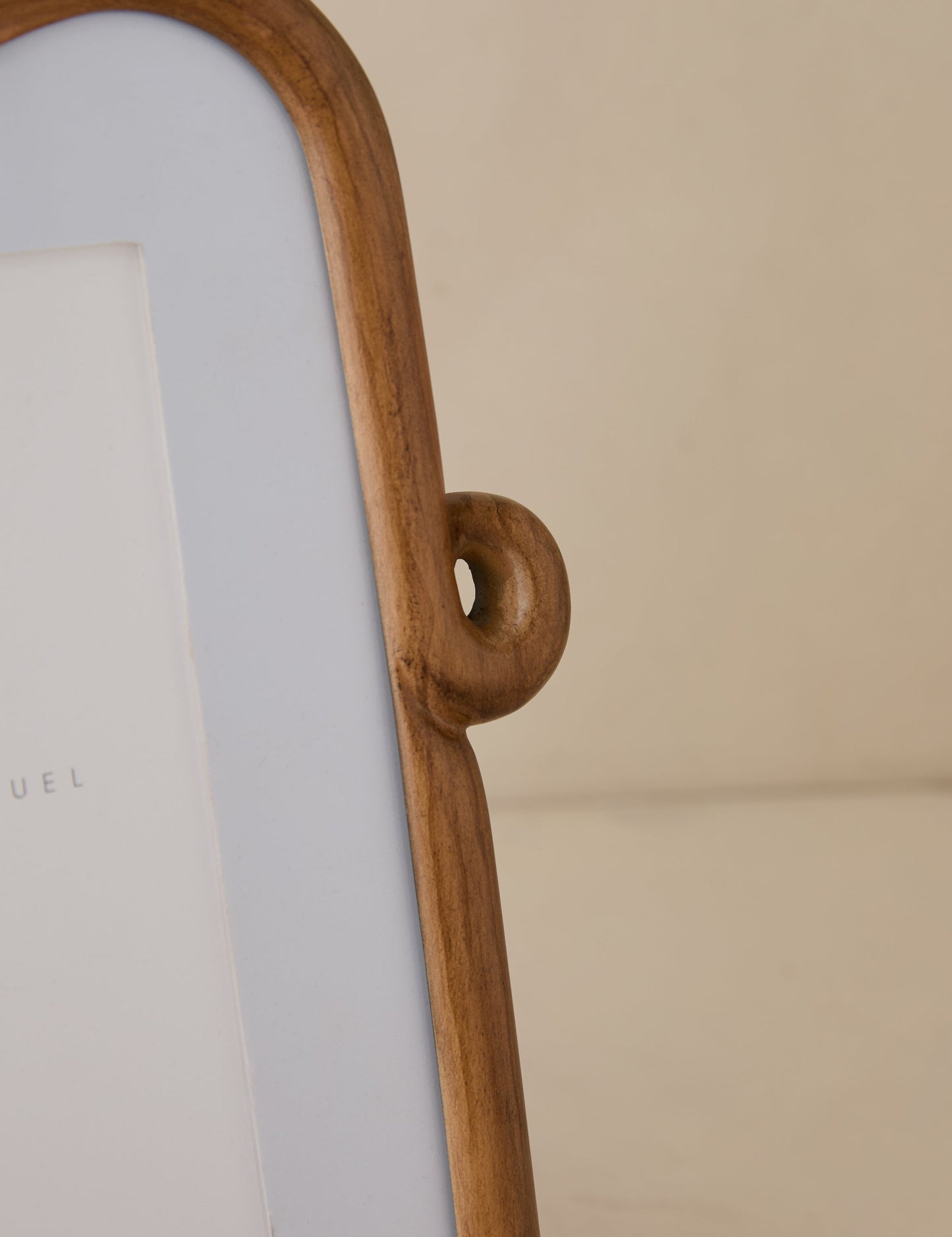 Cadre photo en bois bouclé par Sarah Sherman Samuel