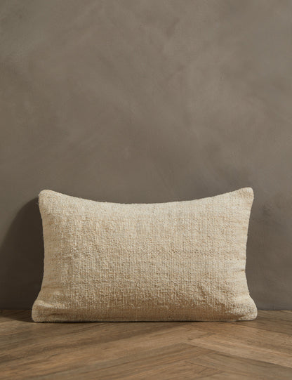 Coussin lombaire en chanvre Vela par Hadiya Williams